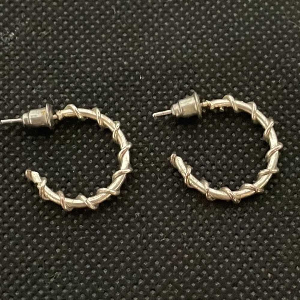 Small hoop earrings - Picture 2 of 3